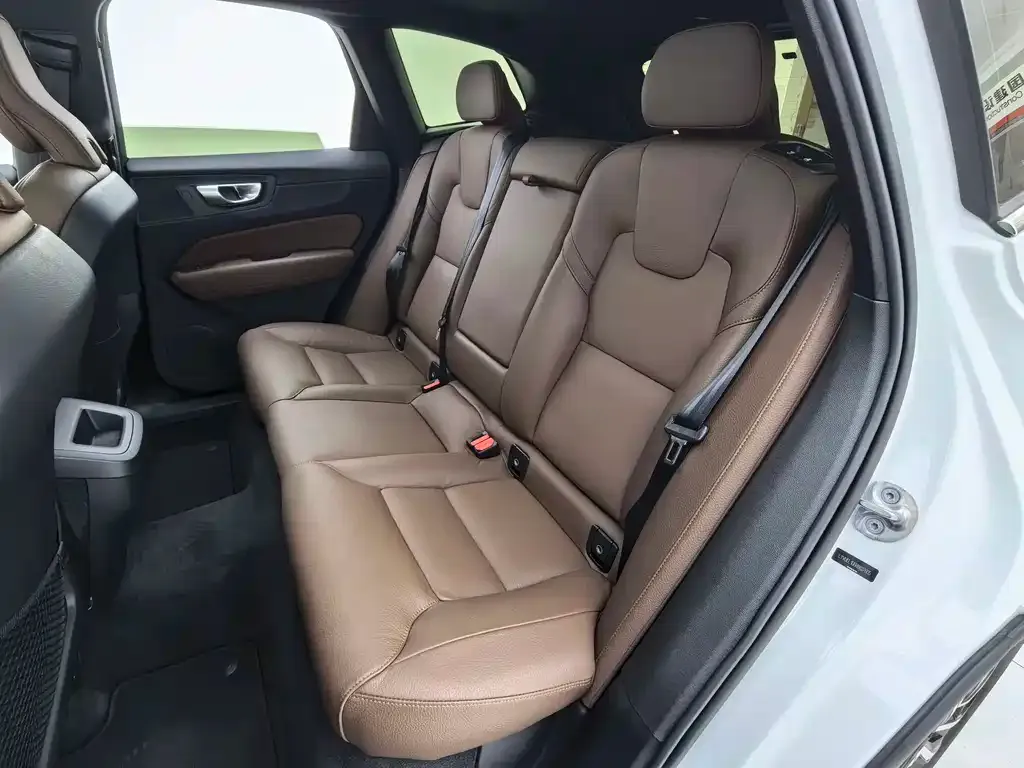 Volvo XC60 — фото 10