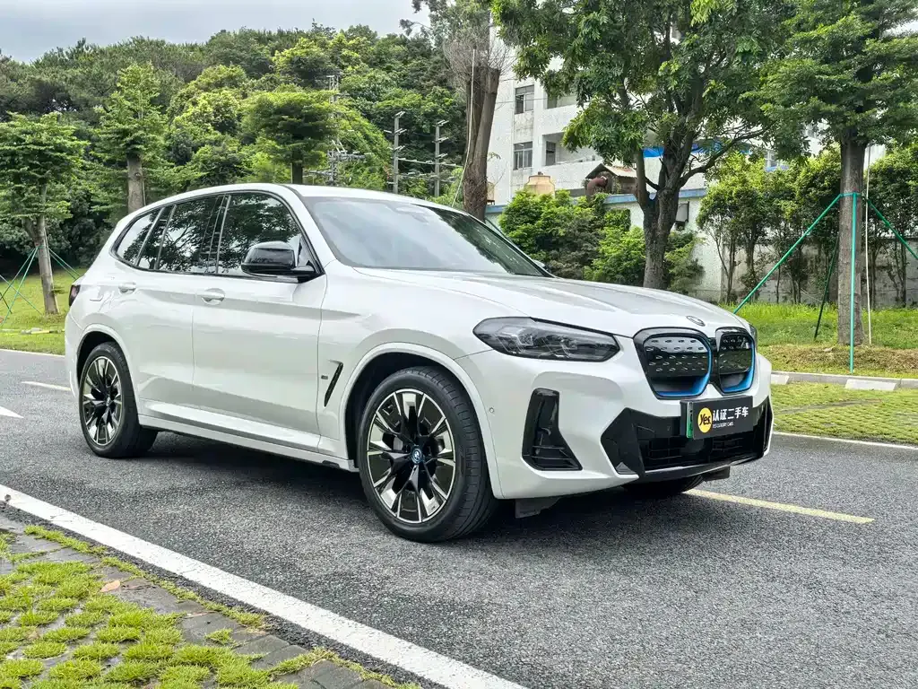 BMW iX3 — фото 10
