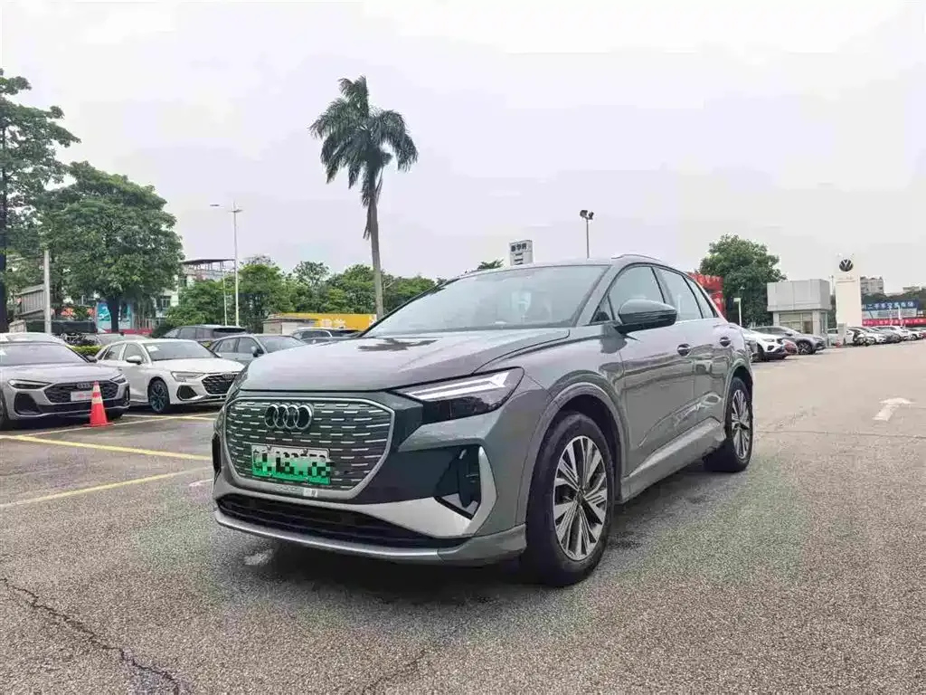 Audi Q4 e-tron — фото 1