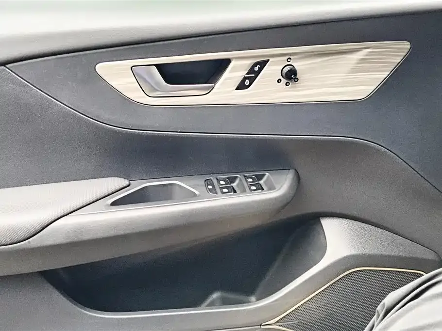 Hongqi E-QM5 — фото 3