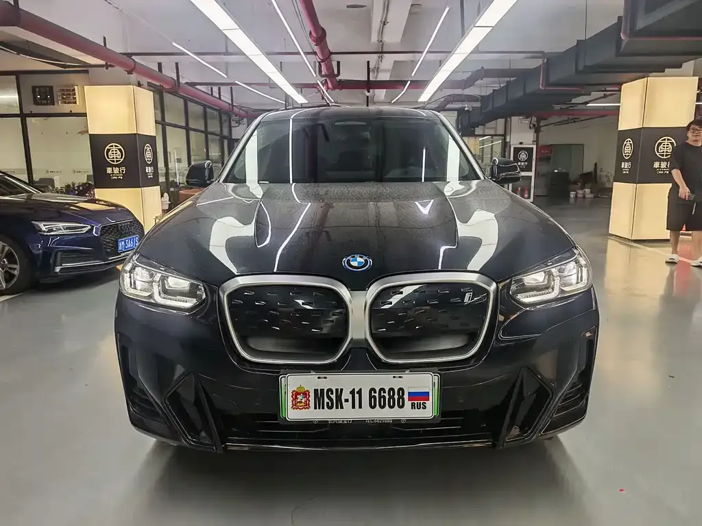 BMW iX3 — фото 1