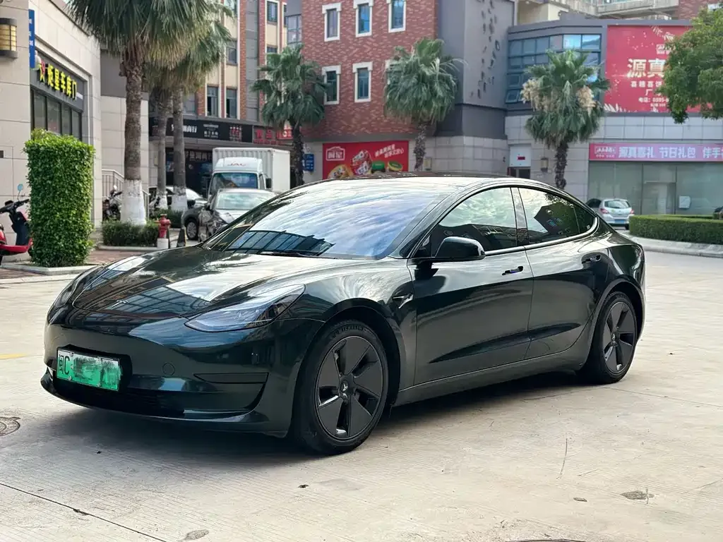 Tesla Model 3 — фото 1