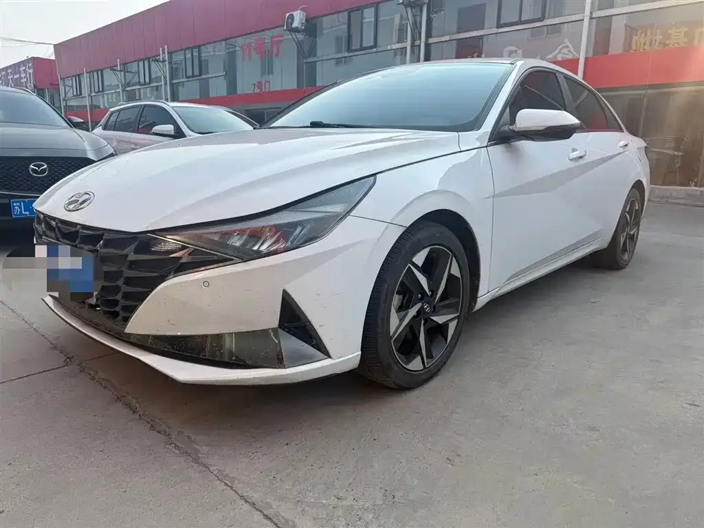 Hyundai Elantra — фото 1