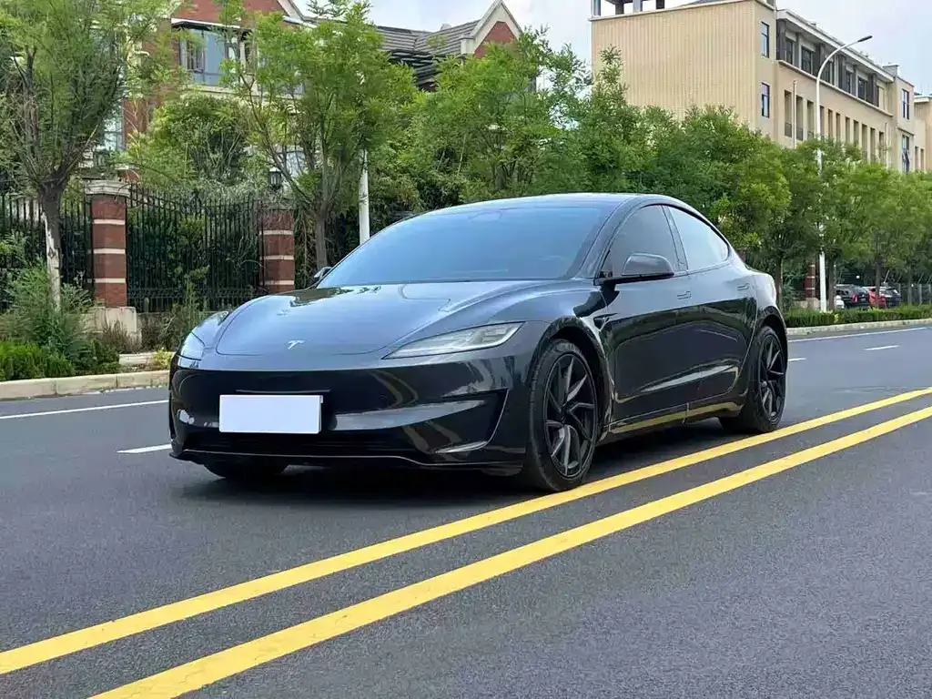 Tesla Model 3 — фото 1
