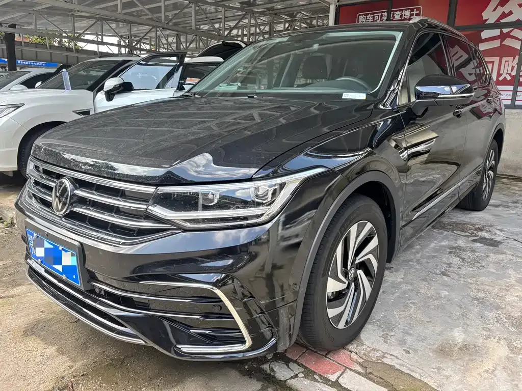 Volkswagen Tiguan L — фото 1