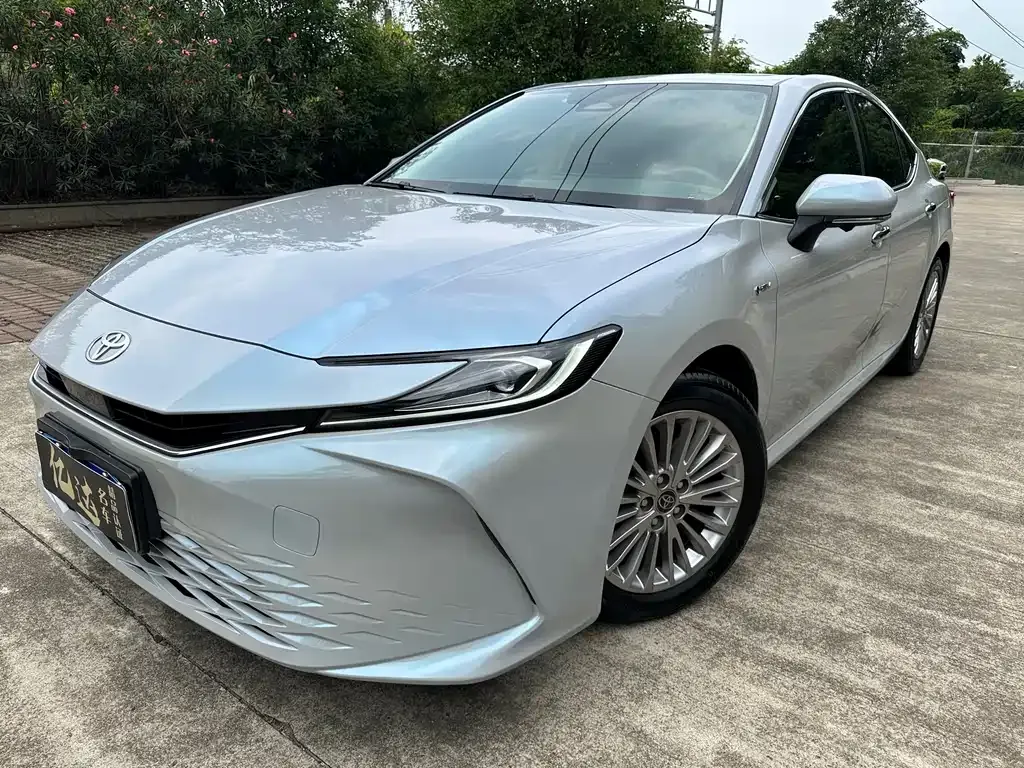 Toyota Camry — фото 1