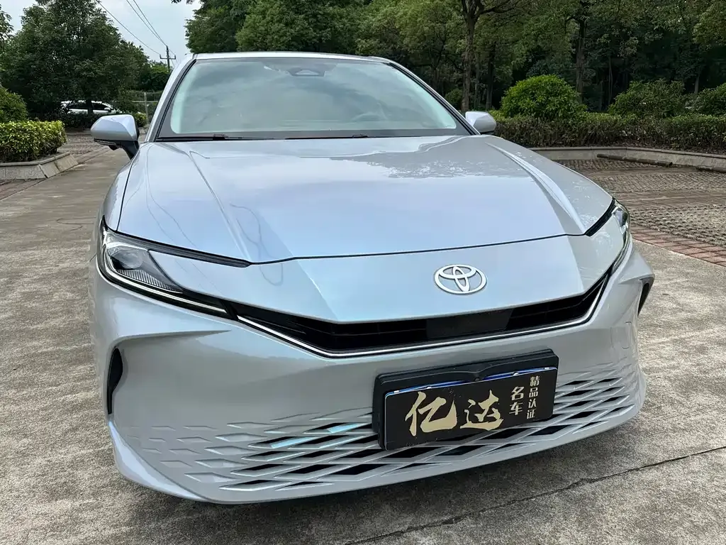 Toyota Camry — фото 2