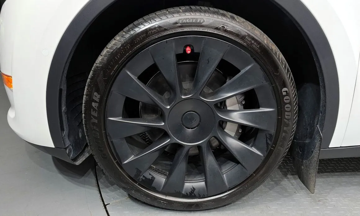 Tesla Model Y — фото 9