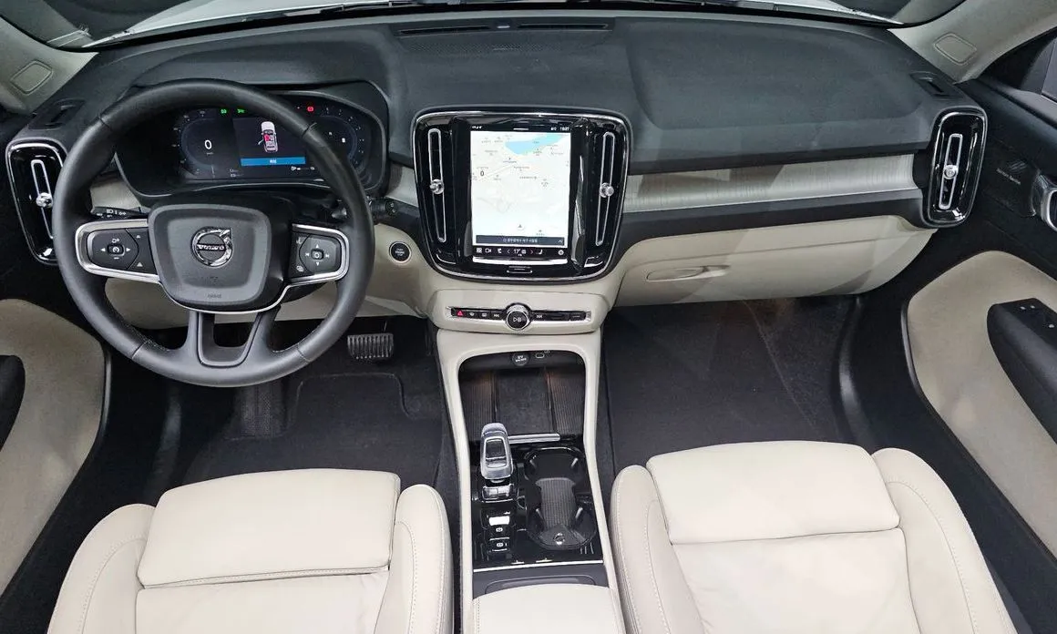 Volvo XC40 — фото 10
