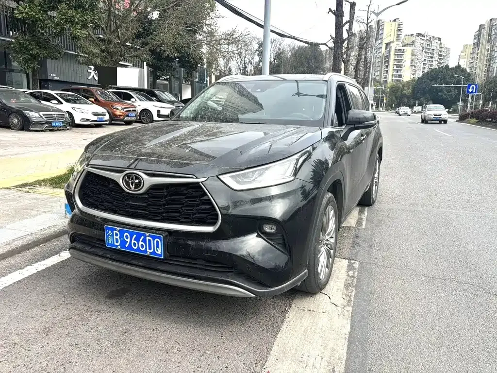 Toyota Highlander — фото 1