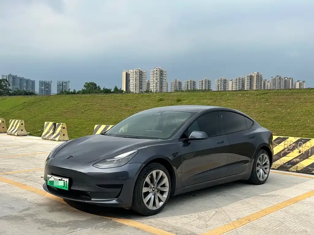 Tesla Model 3 — фото 1