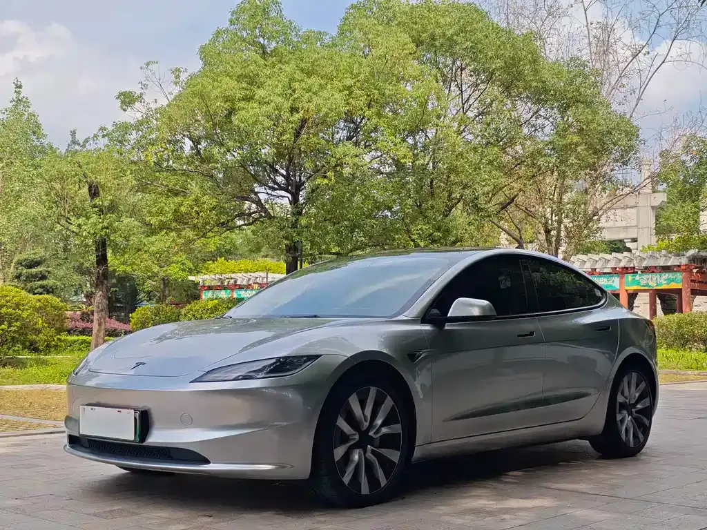 Tesla Model 3 — фото 1