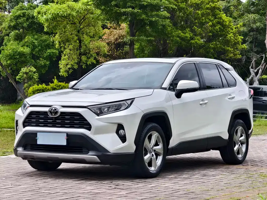 Toyota RAV4 — фото 1
