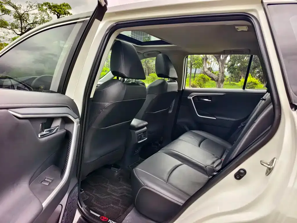 Toyota RAV4 — фото 4