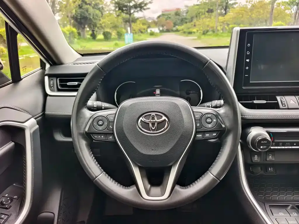Toyota RAV4 — фото 6