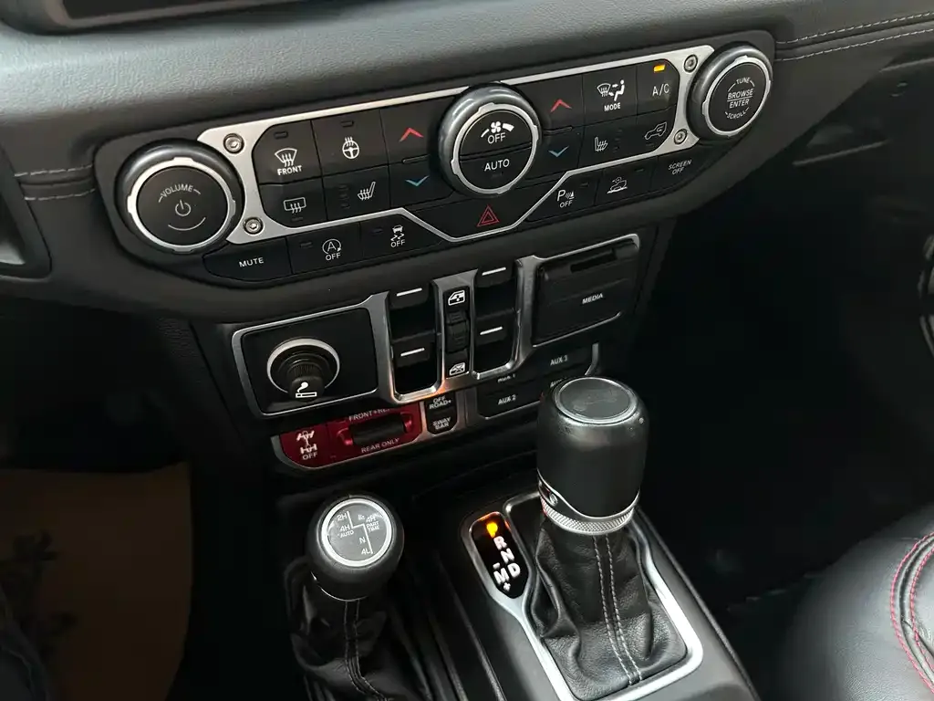Jeep Wrangler — фото 9
