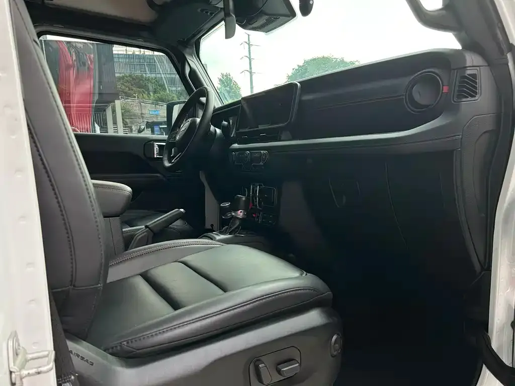 Jeep Wrangler — фото 10