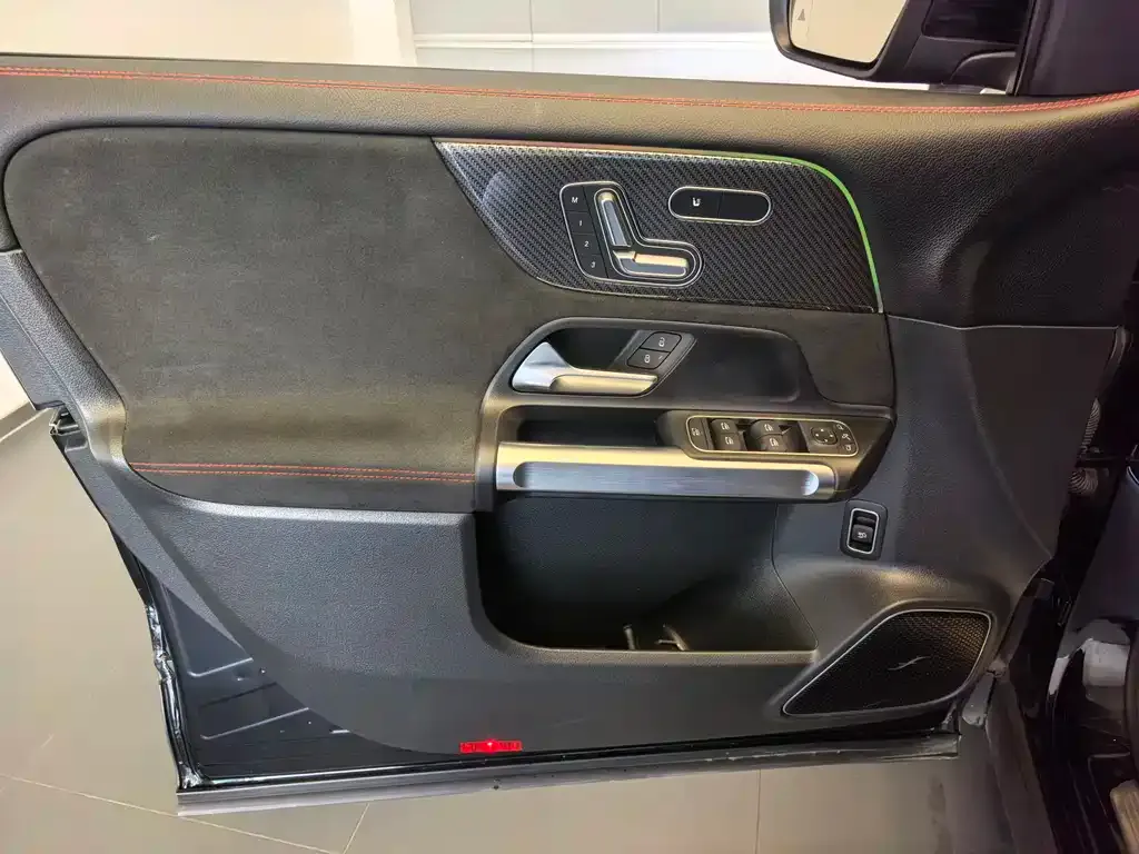 Mercedes-Benz GLB AMG — фото 9
