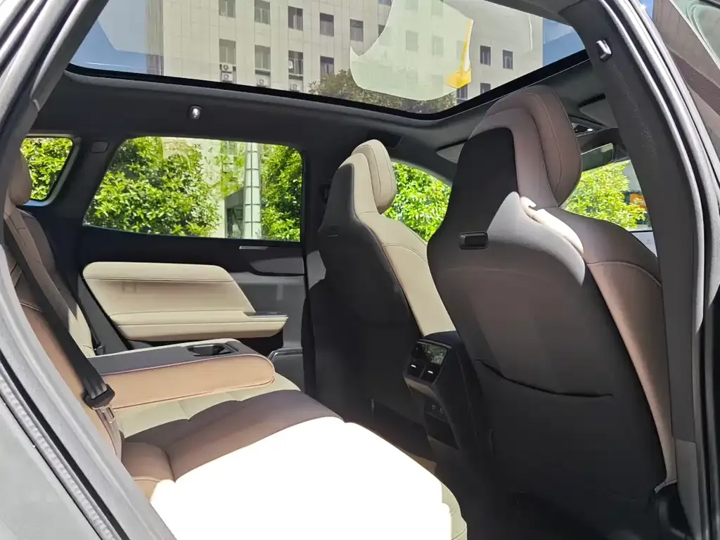 Volvo XC70 Plug-in Hybrid 2025 из CN, фото 3