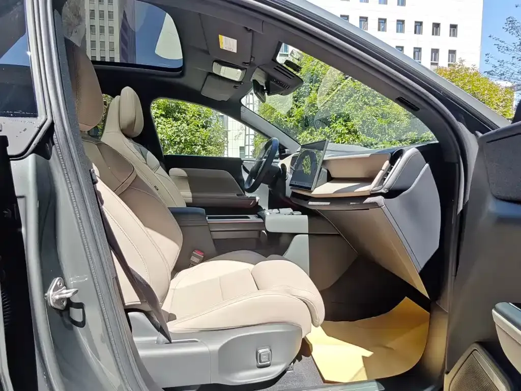 Volvo XC70 Plug-in Hybrid 2025 из CN, фото 2
