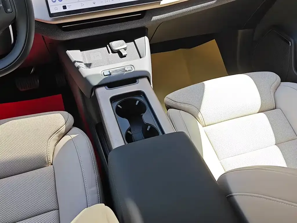 Volvo XC70 Plug-in Hybrid 2025 из CN, фото 5