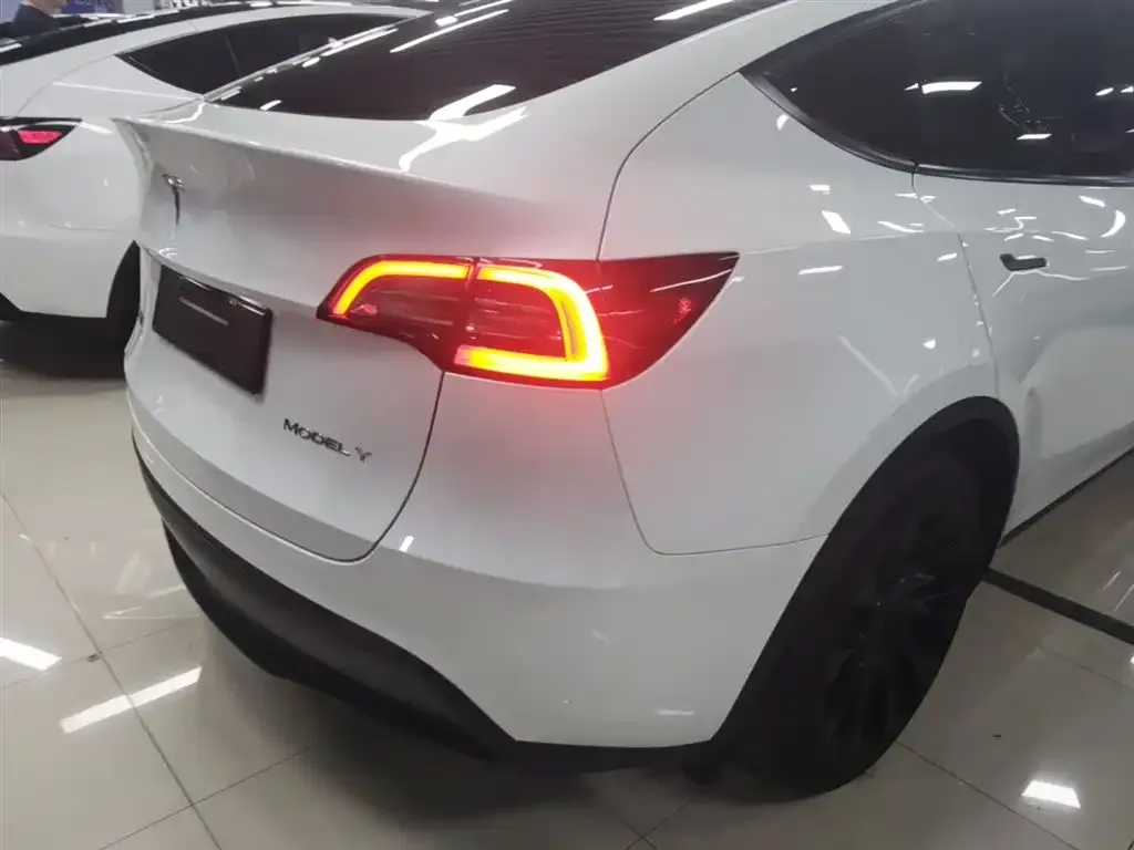 Tesla Model Y — фото 7