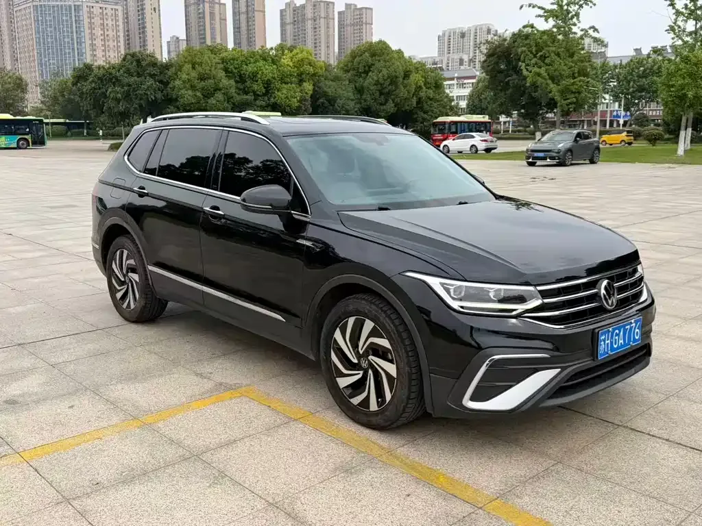 Volkswagen Tiguan L — фото 1