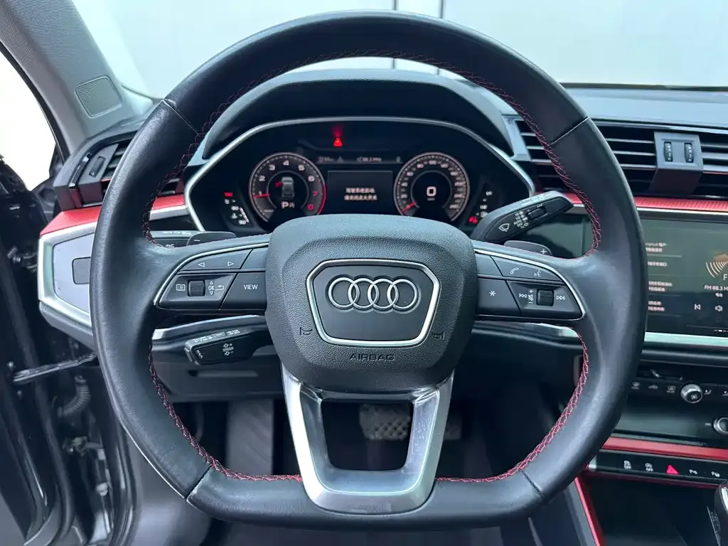 Audi Q3 — фото 10