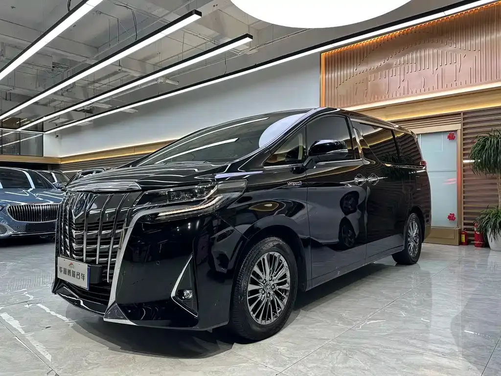 Toyota Alphard — фото 1