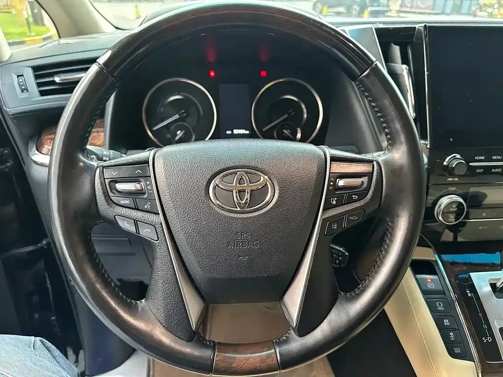 Toyota Alphard — фото 5