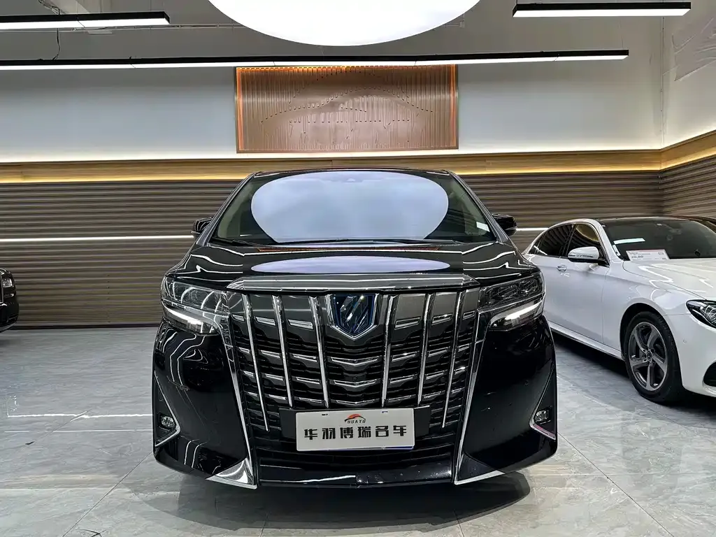Toyota Alphard — фото 4