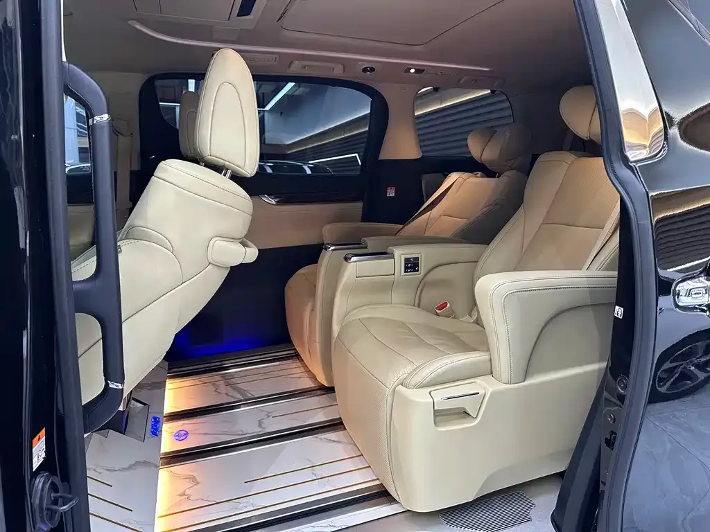 Toyota Alphard — фото 9