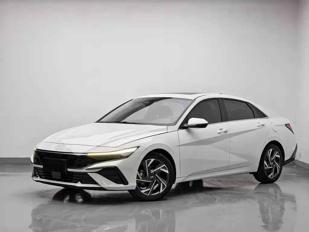 Hyundai Elantra — фото 1