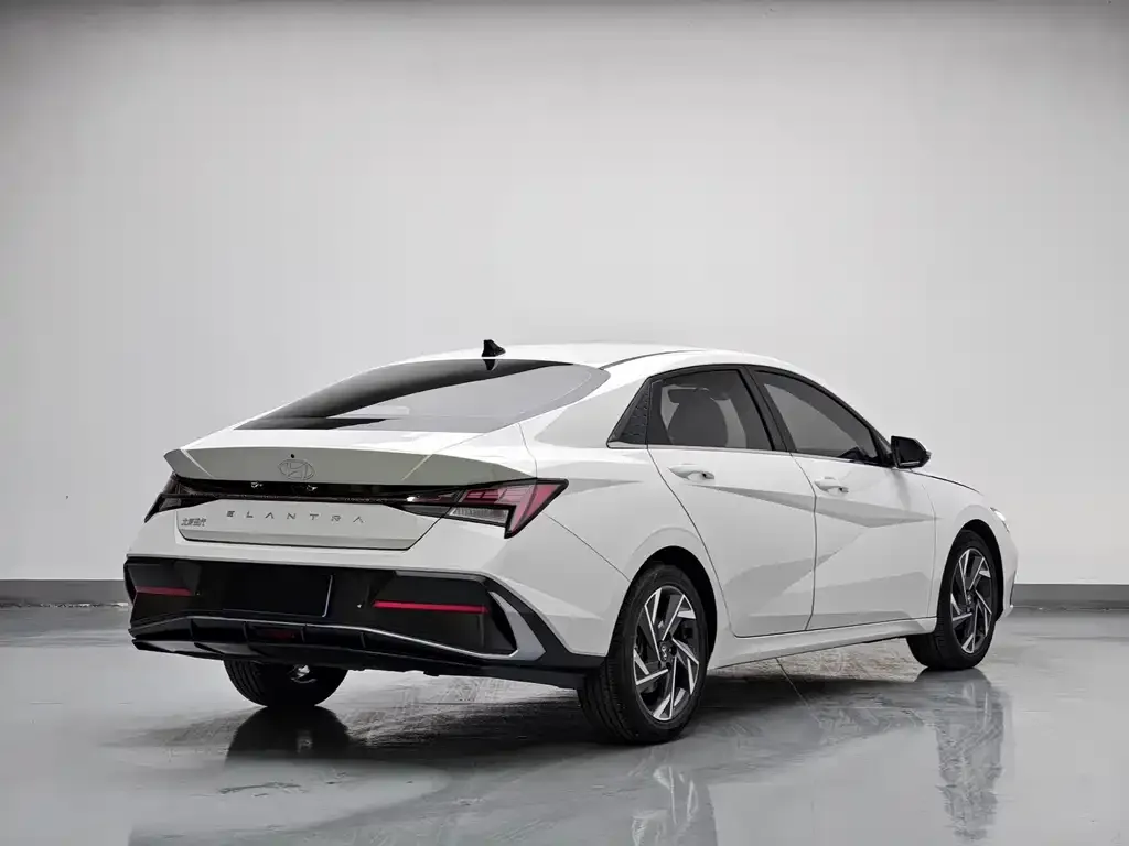 Hyundai Elantra — фото 3