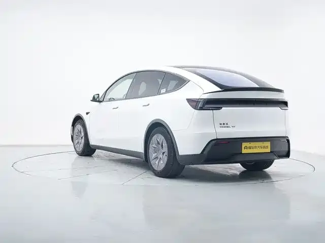 Tesla Model Y L — фото 4