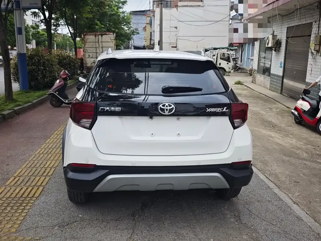 Toyota Yaris L — фото 10