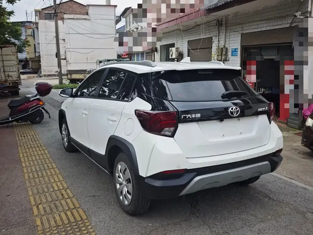 Toyota Yaris L — фото 5