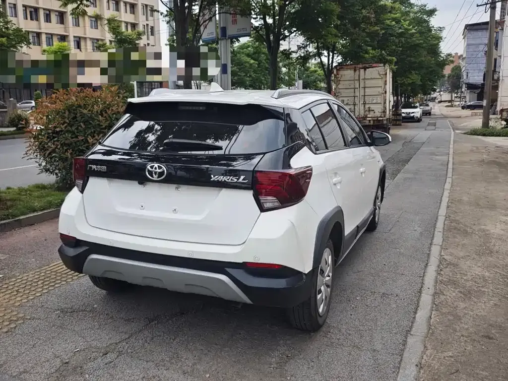 Toyota Yaris L — фото 4
