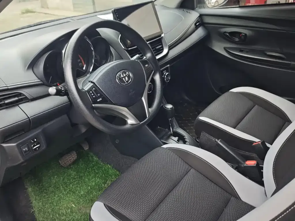 Toyota Yaris L — фото 9