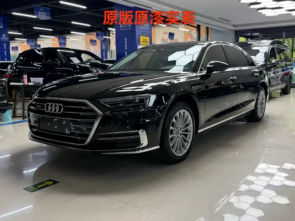 Audi A8 — фото 1