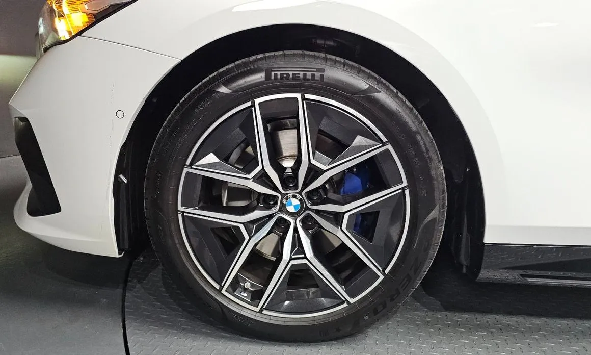 BMW 5-Series 2025 из KR, фото 9