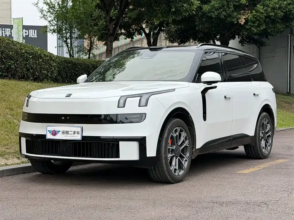 Lynk & Co 900