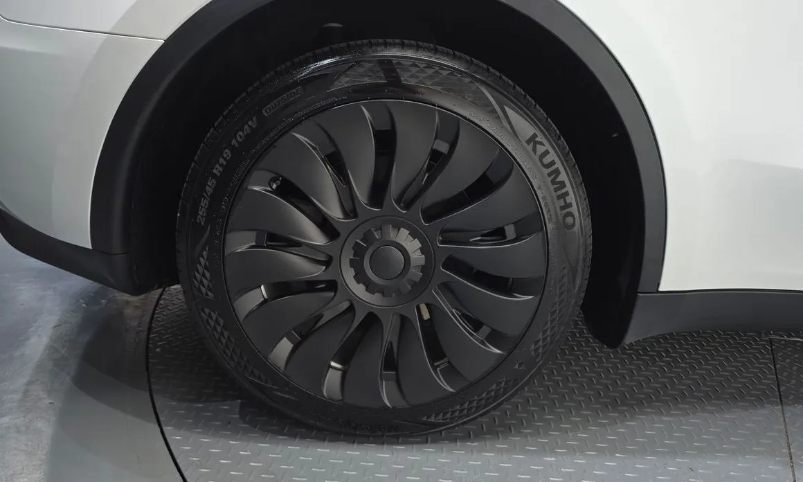 Tesla Model Y — фото 9