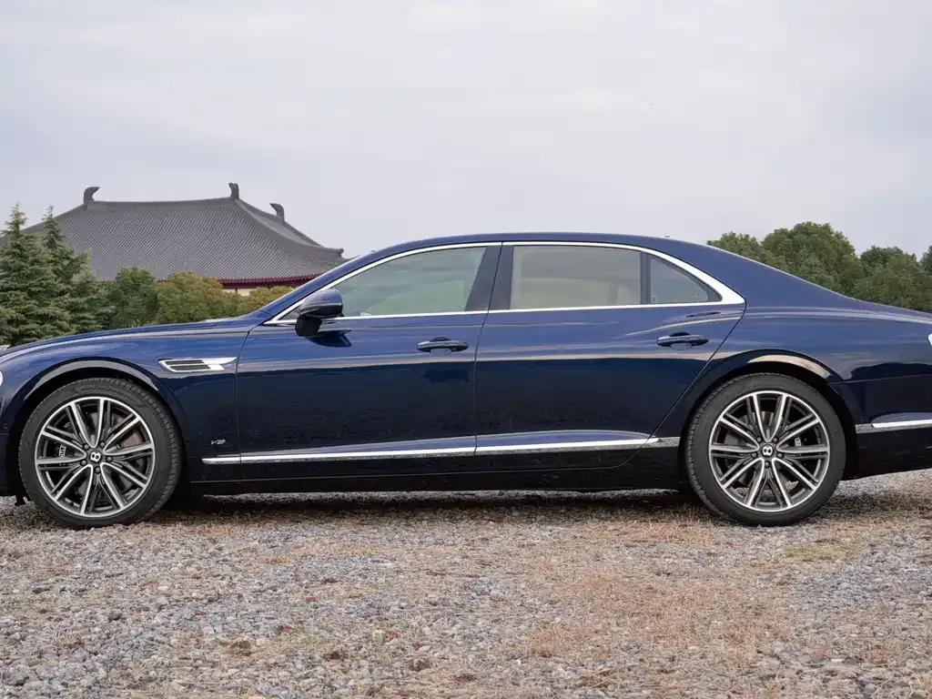 Bentley Flying Spur — фото 3