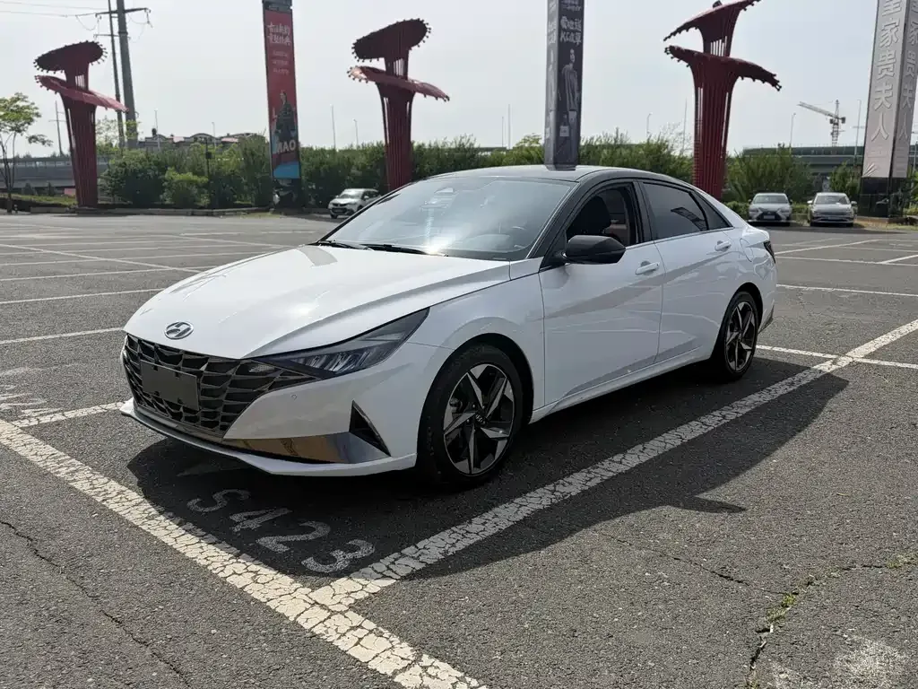 Hyundai Elantra — фото 1