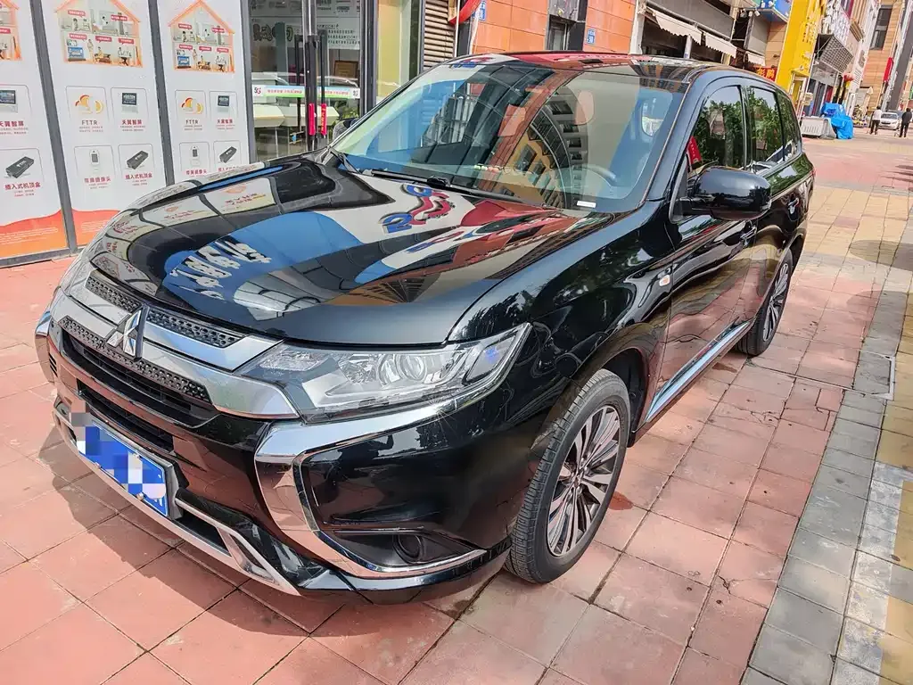 Mitsubishi Outlander — фото 1