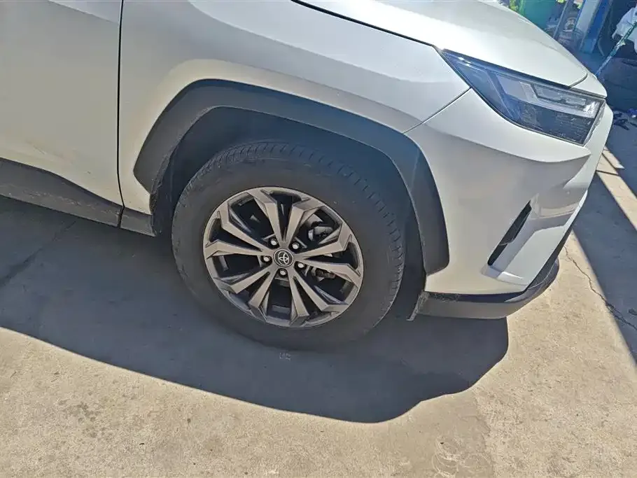 Toyota RAV4 — фото 2