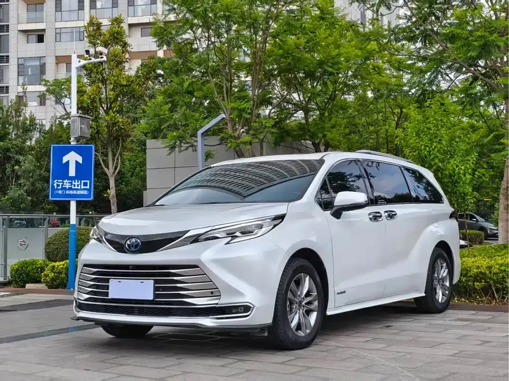 Toyota Sienna — фото 1