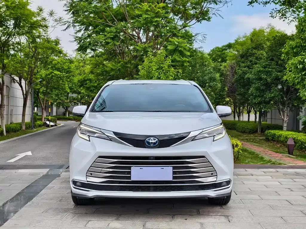 Toyota Sienna — фото 8