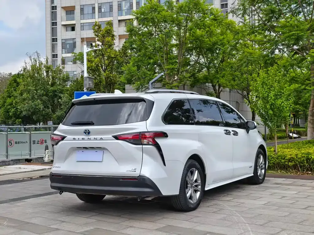 Toyota Sienna — фото 10